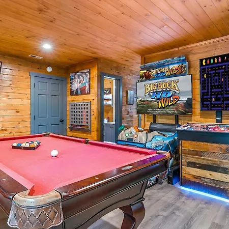 Sasquatch Adventure - Hot Tub, Fireplace, & Arcade!